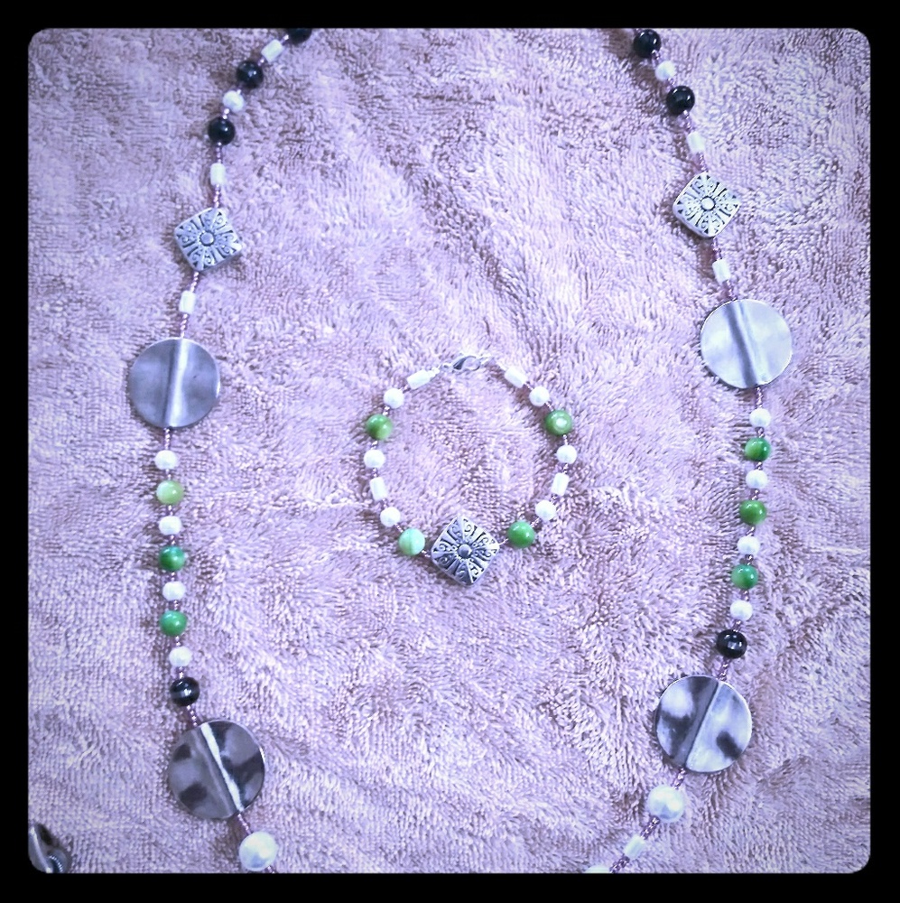 Woman's necklace & bracelet set